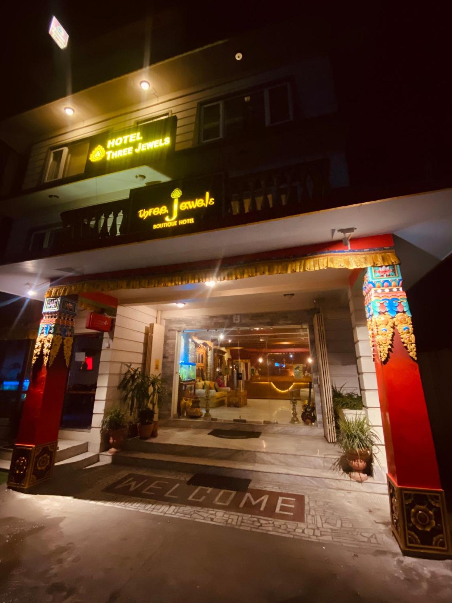 Three Jewels Boutique Hotel ポカラ エクステリア 写真