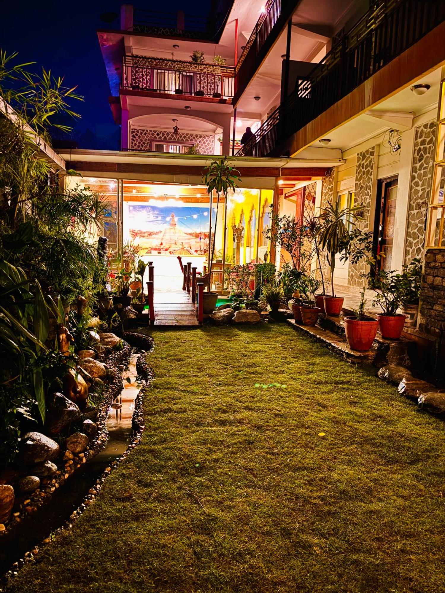 Three Jewels Boutique Hotel ポカラ エクステリア 写真